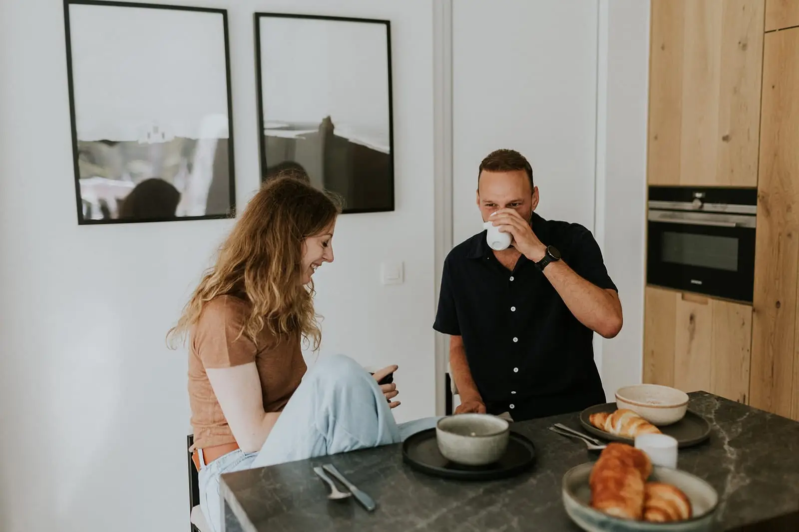 Koppel drinkt samen koffie bij het ontbijt met croissants
